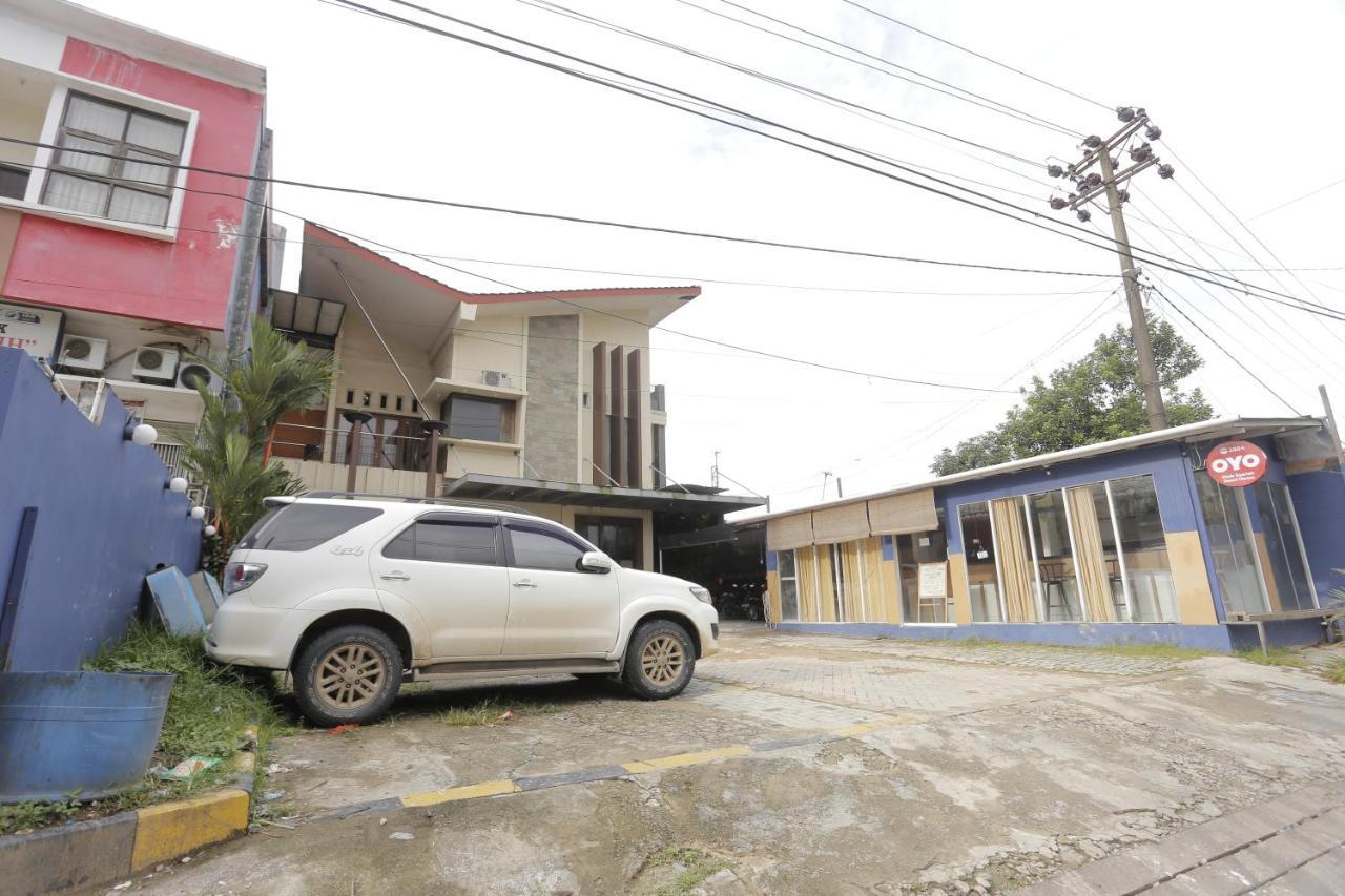 Oyo 3884 Dixie Syariah Guest House Samarinda Exterior foto
