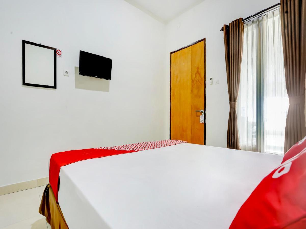 Oyo 3884 Dixie Syariah Guest House Samarinda Exterior foto